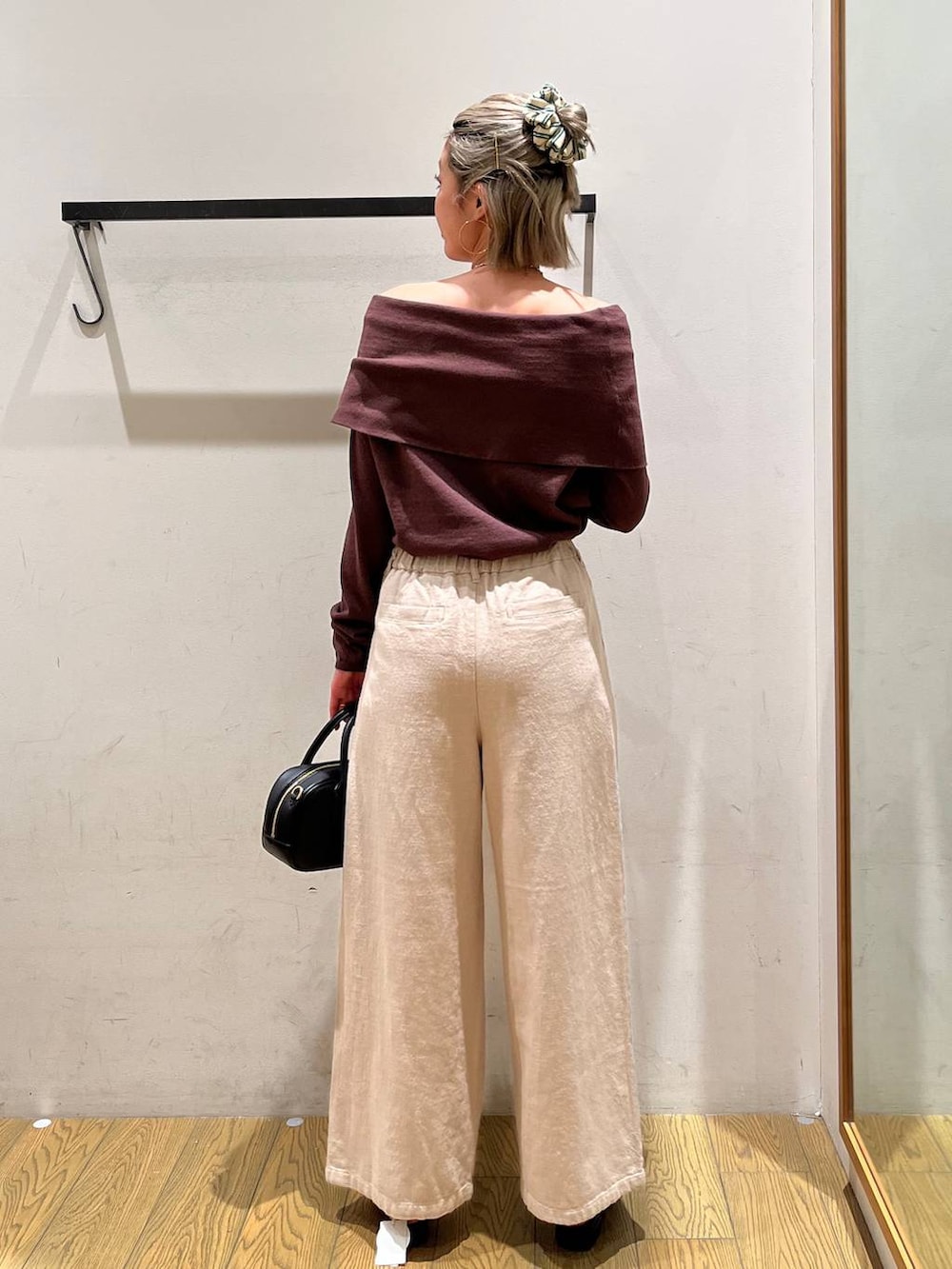 ブラック系のハンドバッグ、ベージュ系のその他パンツを着用したレディースの春コーディネートの4枚目の写真