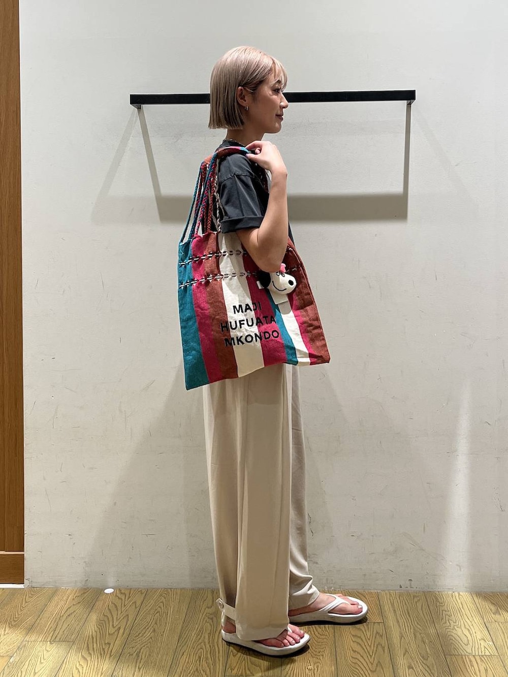 ピンク系のトートバッグ、ブラック系のTシャツ/カットソーを着用したレディースの春コーディネートの3枚目の写真