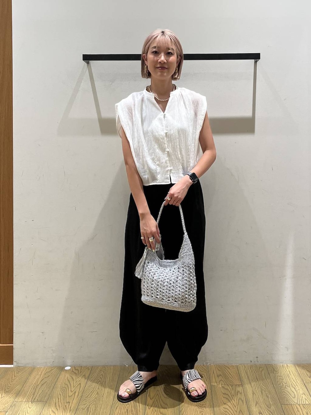 ブラック系のその他パンツ、その他のサンダル、シルバー系のショルダーバッグを着用したレディースの夏コーディネートの5枚目の写真