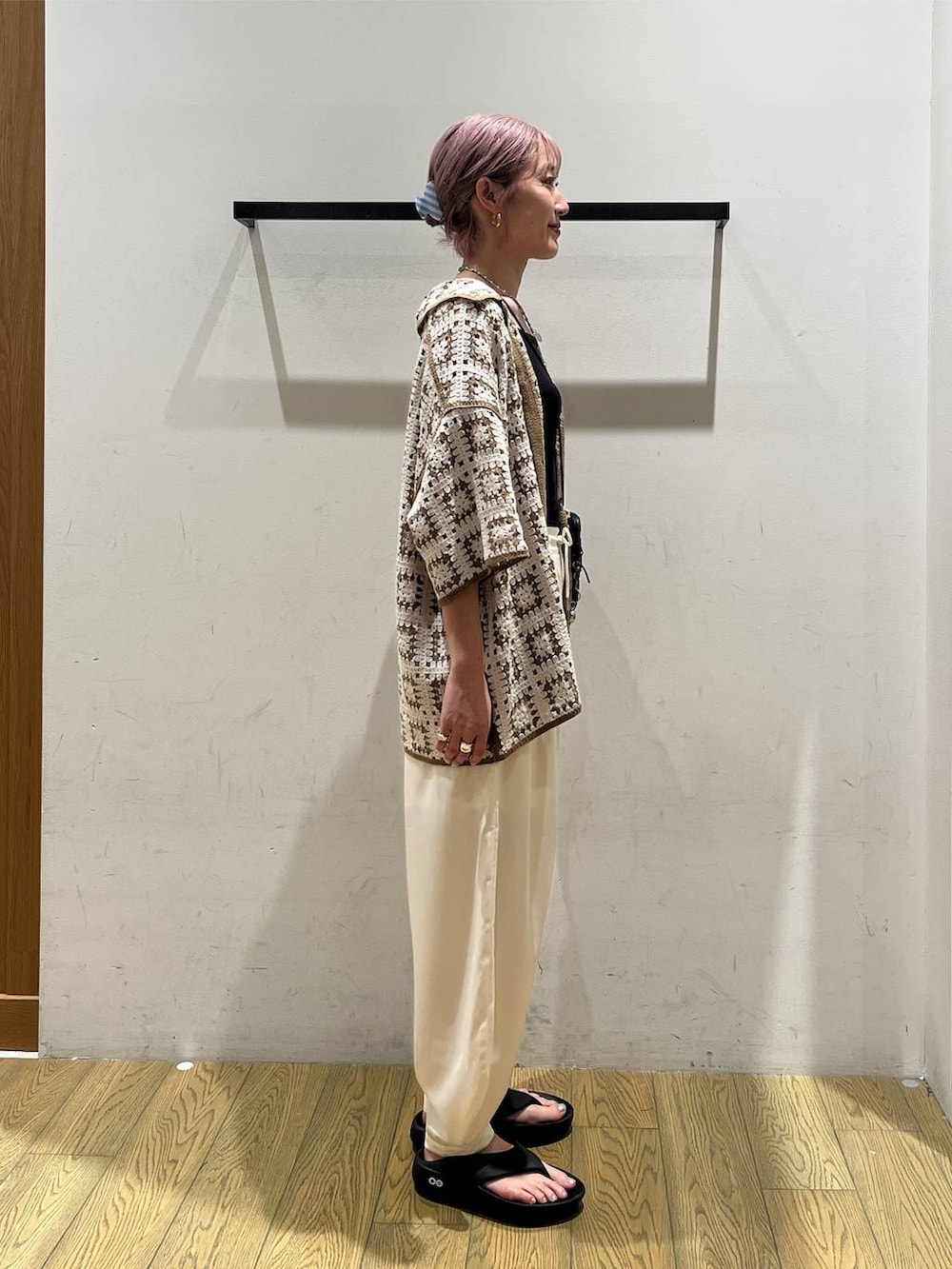 ベージュ系のシャツ/ブラウス、ベージュ系のその他パンツ、ブラック系のショルダーバッグを着用したレディースの夏コーディネートの3枚目の写真