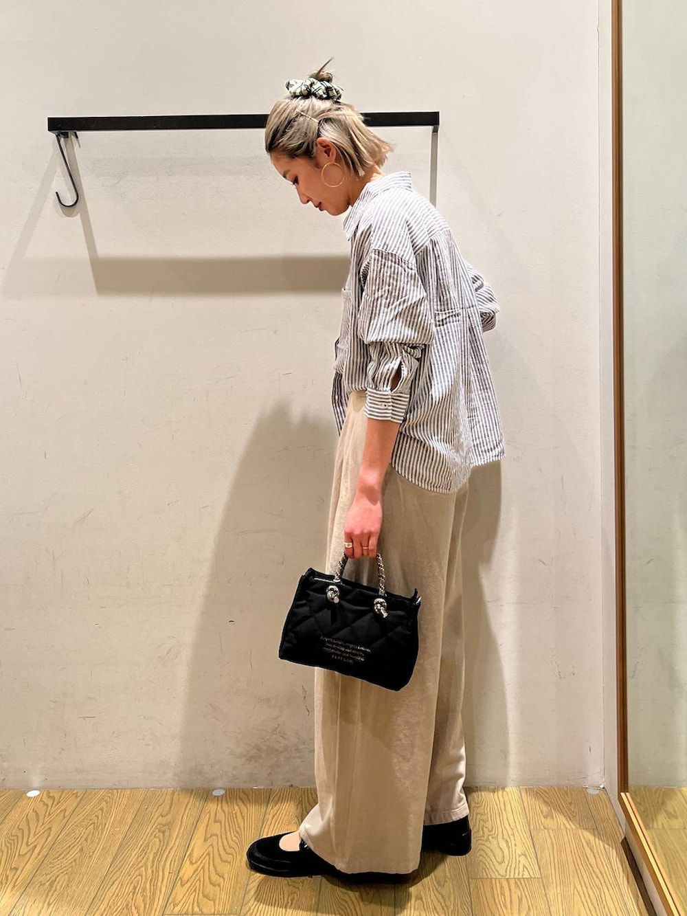 ブルー系のシャツ/ブラウス、ブラック系のショルダーバッグ、ブラック系のバレエシューズを着用したレディースの春コーディネートの3枚目の写真