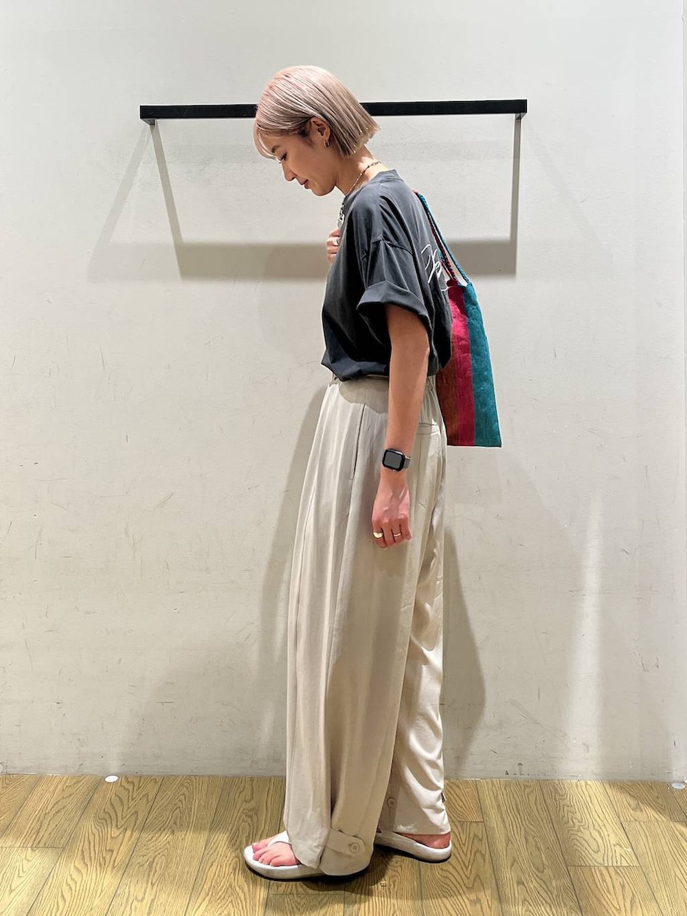 ピンク系のトートバッグ、ブラック系のTシャツ/カットソーを着用したレディースの春コーディネートの2枚目の写真