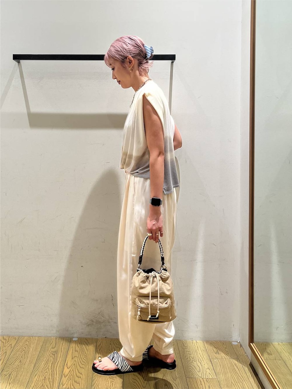 ベージュ系のその他パンツ、その他のTシャツ/カットソー、ベージュ系のショルダーバッグを着用したレディースの夏コーディネートの2枚目の写真