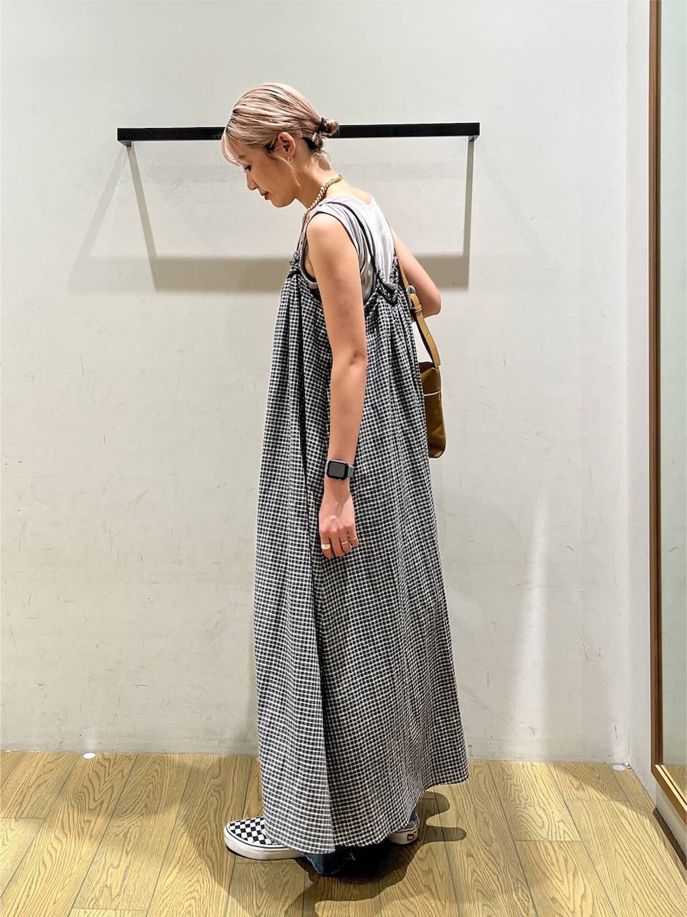 グレー系のワンピース、ブルー系のデニムパンツ、ベージュ系のタンクトップを着用したレディースの夏コーディネートの2枚目の写真