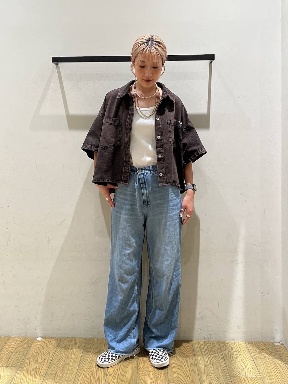 ブルー系のデニムパンツ、ブラウン系のシャツ/ブラウス、ブラック系のトートバッグを着用したレディースの夏コーディネートの5枚目の写真