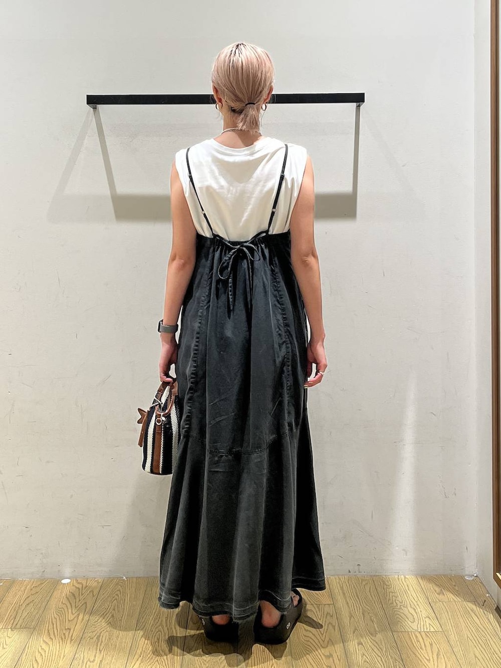 ブルー系のショルダーバッグ、ホワイト系のTシャツ/カットソー、ブラック系のサンダルを着用したレディースの夏コーディネートの4枚目の写真