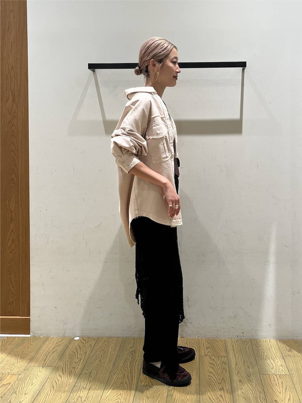 ブラック系のその他パンツ、ピンク系のシャツ/ブラウス、グレー系のタンクトップを着用したレディースの夏コーディネートの2枚目の写真