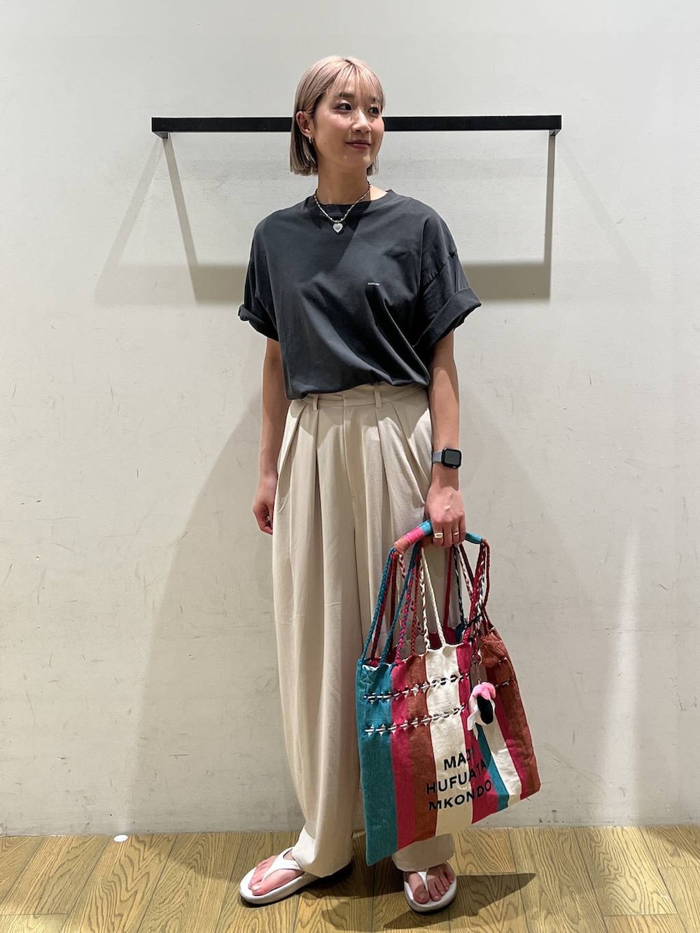 ピンク系のトートバッグ、ブラック系のTシャツ/カットソーを着用したレディースの春コーディネートの5枚目の写真