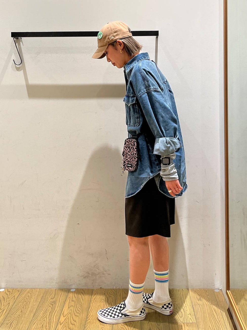 ブラウン系のショルダーバッグ、グレー系のその他パンツ、ブルー系のシャツ/ブラウスを着用したレディースの冬コーディネートの3枚目の写真