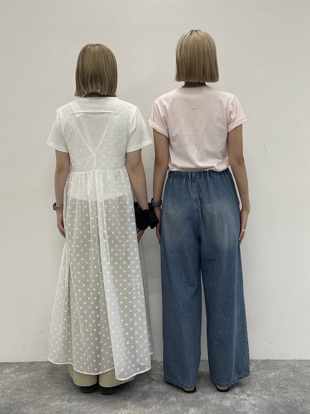 ブルー系のデニムパンツ、ベージュ系のチノパンツ、ピンク系のTシャツ/カットソーを着用したレディースの夏コーディネートの4枚目の写真