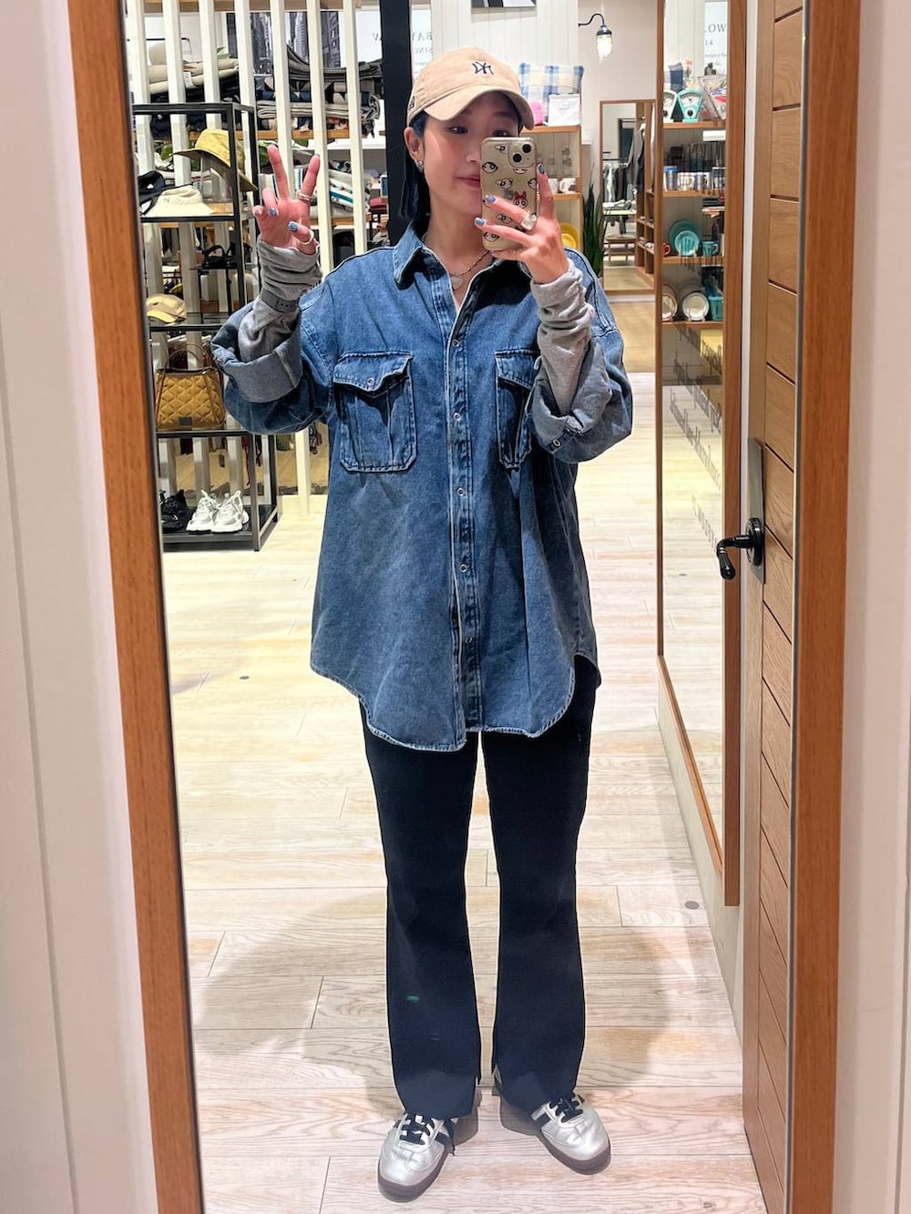 ブラック系のその他パンツ、ブルー系のシャツ/ブラウス、ベージュ系のキャップを着用したレディースの春コーディネートの2枚目の写真