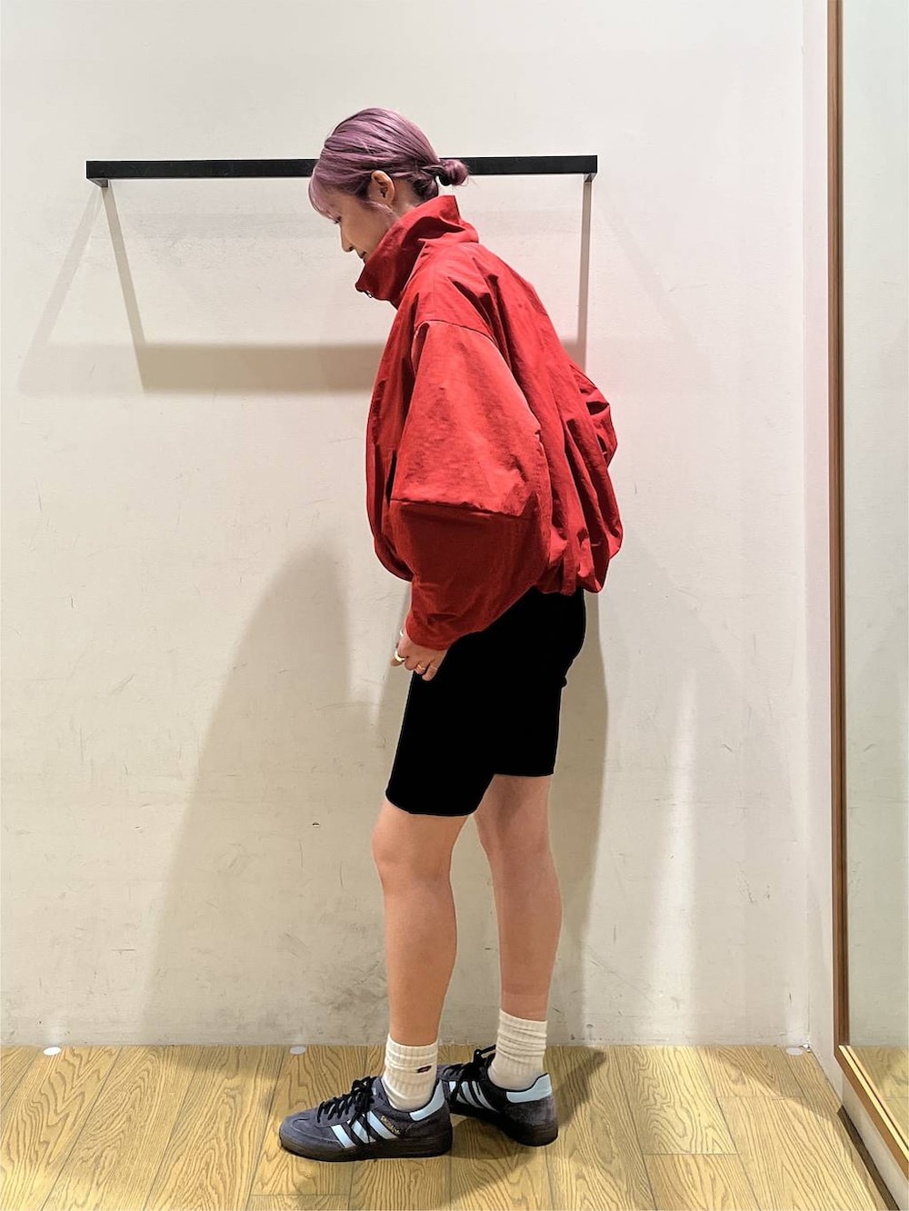 ブラック系のその他パンツ、レッド系のブルゾンを着用したレディースの夏コーディネートの4枚目の写真