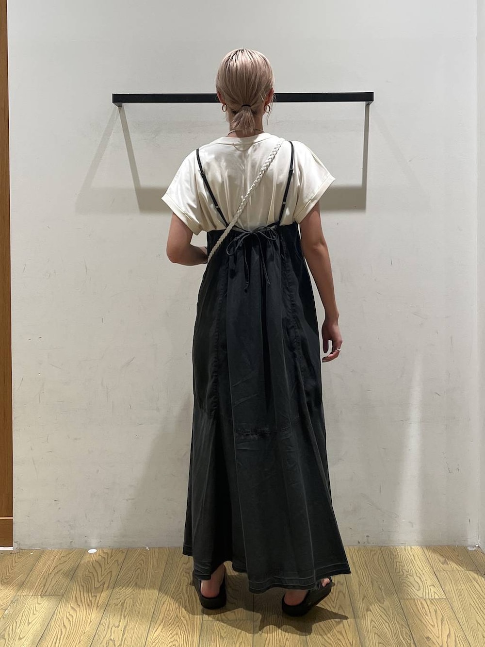 ベージュ系のショルダーバッグ、ホワイト系のTシャツ/カットソー、グレー系のワンピースを着用したレディースの夏コーディネートの4枚目の写真