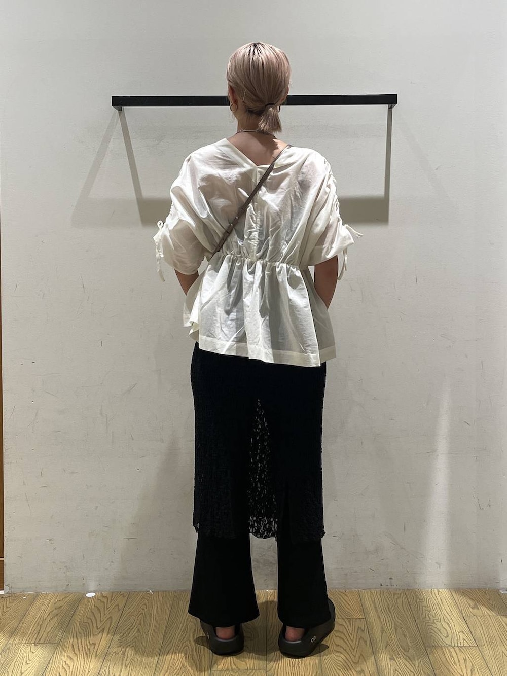 ホワイト系のシャツ/ブラウス、ブラック系のその他パンツ、ブラック系のサンダルを着用したレディースの夏コーディネートの4枚目の写真
