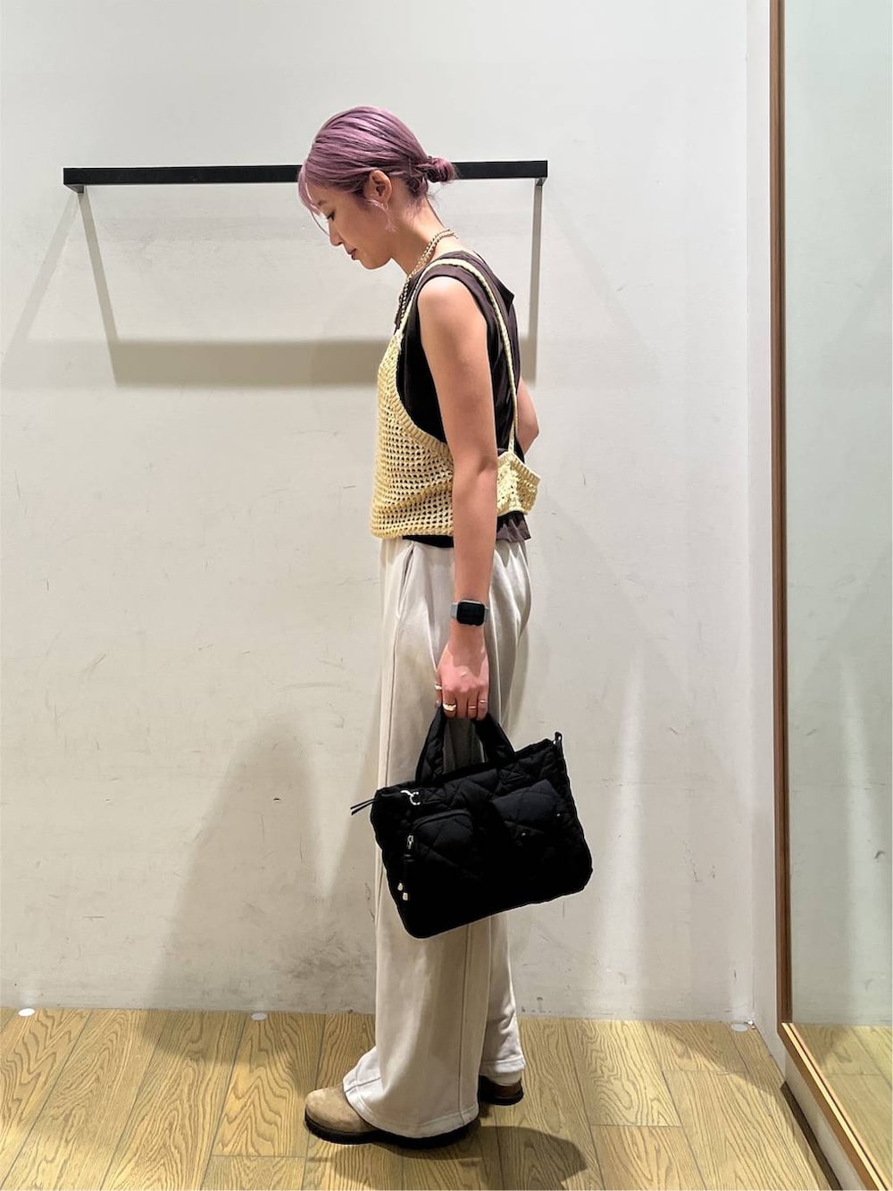 ベージュ系のその他シューズ、ブラック系のハンドバッグ、ブラウン系のTシャツ/カットソーを着用したレディースの夏コーディネートの3枚目の写真