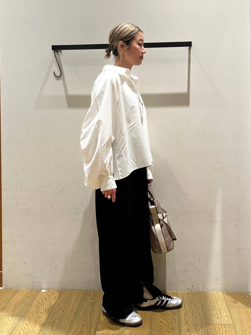 グリーン系のトートバッグ、ブルー系のその他パンツ、ホワイト系のシャツ/ブラウスを着用したレディースの春コーディネートの2枚目の写真