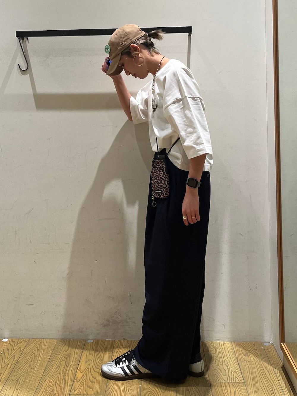 ブラウン系のショルダーバッグ、ブルー系のその他パンツ、ホワイト系のTシャツ/カットソーを着用したレディースの春コーディネートの3枚目の写真