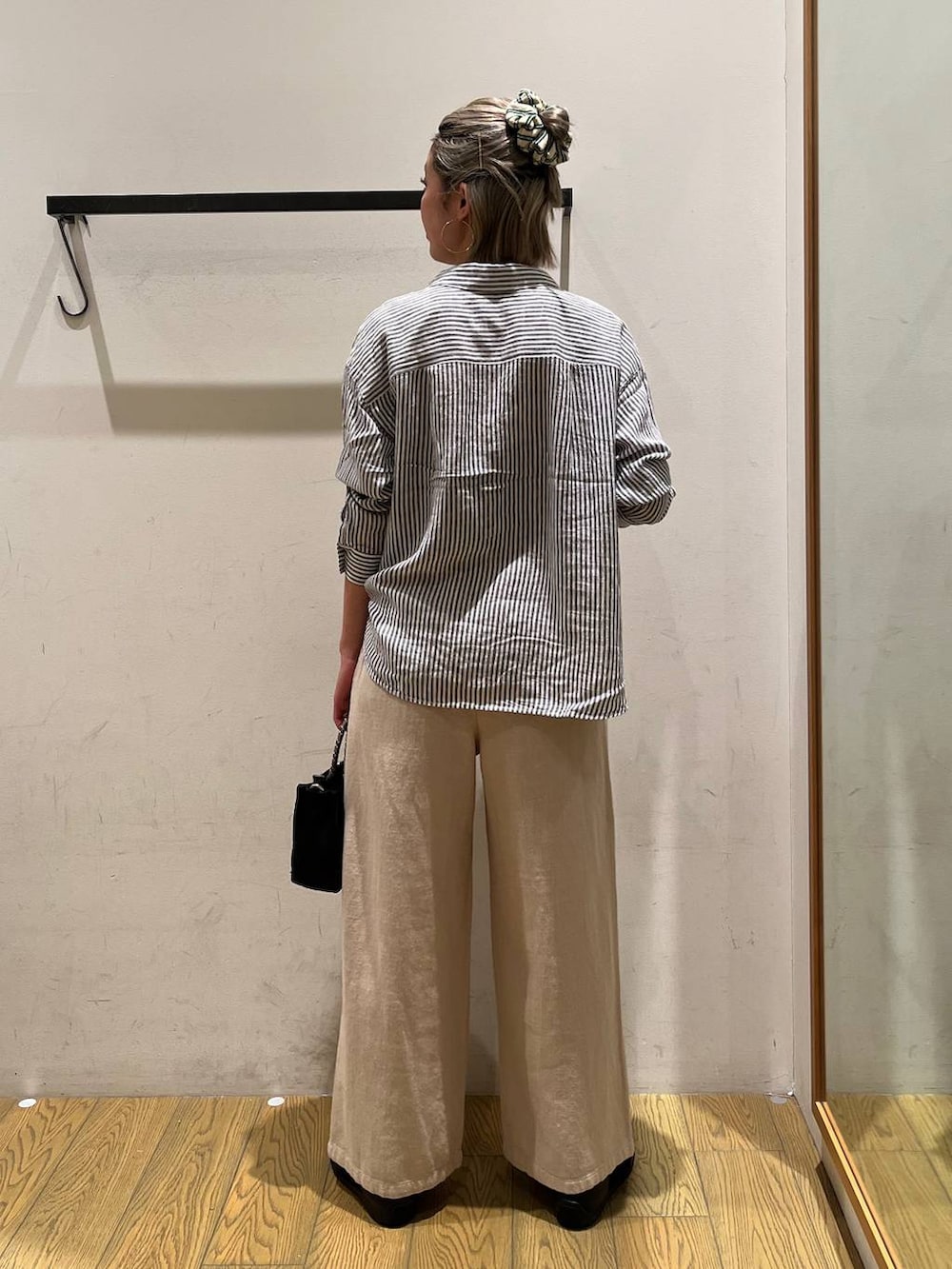 ブルー系のシャツ/ブラウス、ブラック系のショルダーバッグ、ブラック系のバレエシューズを着用したレディースの春コーディネートの4枚目の写真