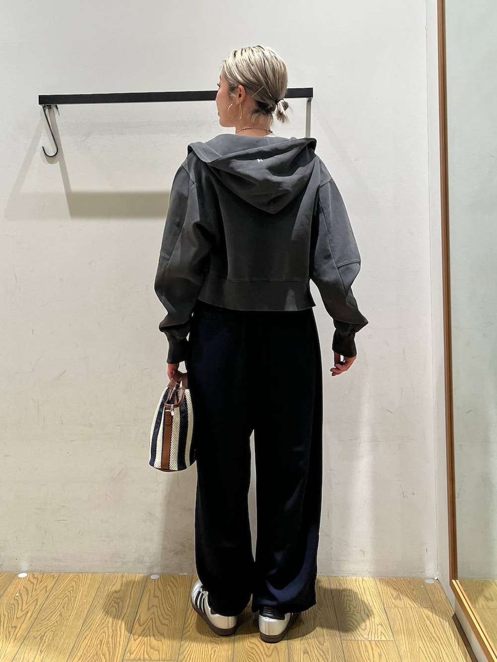 ブルー系のショルダーバッグ、ブルー系のその他パンツ、ホワイト系のTシャツ/カットソーを着用したレディースの春コーディネートの4枚目の写真