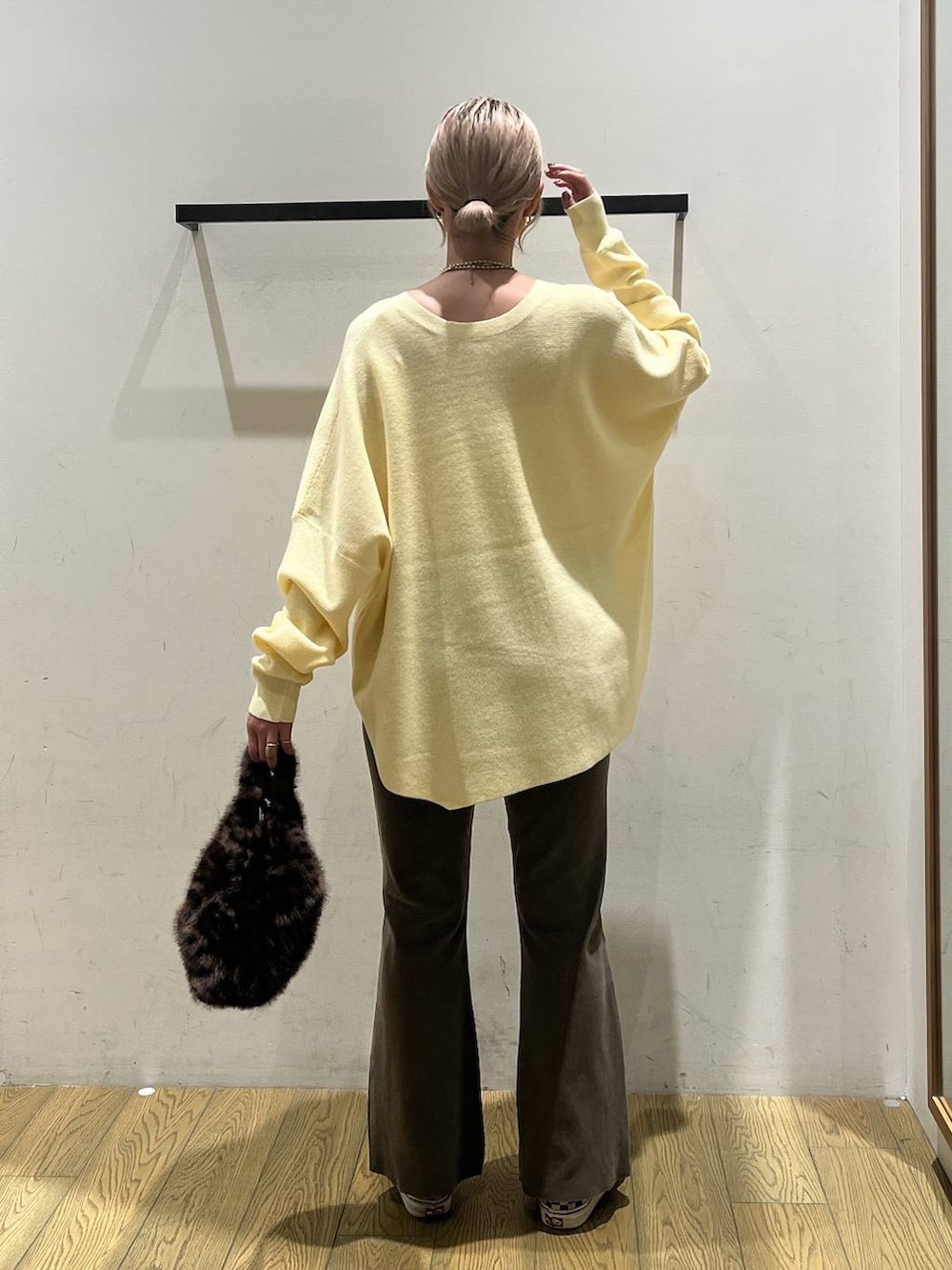 ブラウン系のその他パンツ、その他のハンドバッグ、ホワイト系のキャミソールを着用したレディースの秋コーディネートの4枚目の写真