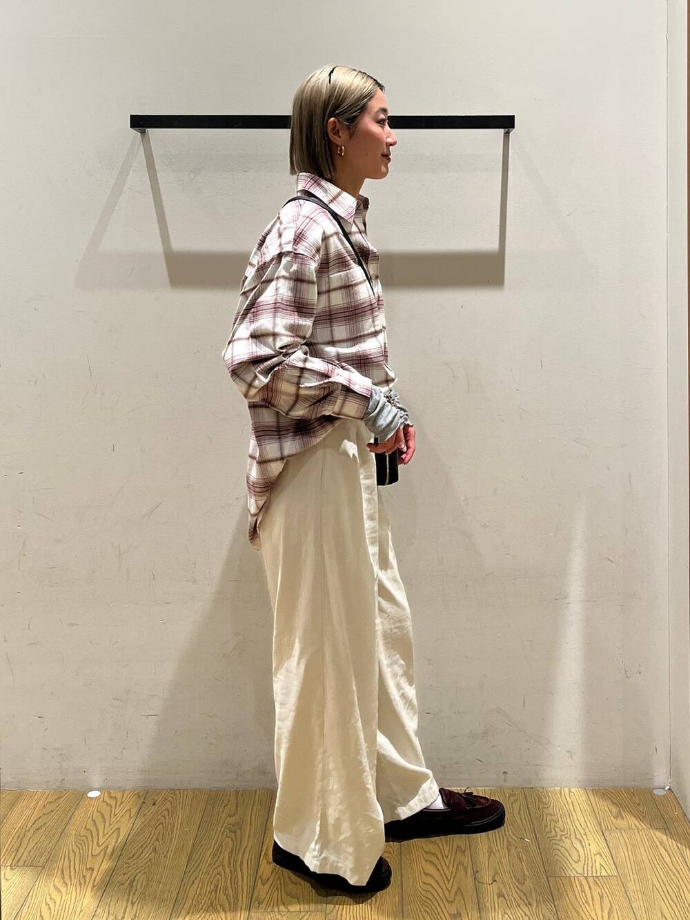 ホワイト系のシャツ/ブラウス、ベージュ系のその他パンツ、ブラック系の財布を着用したレディースの冬コーディネートの3枚目の写真