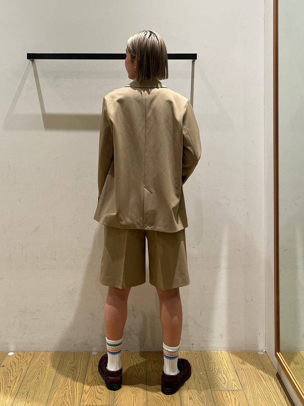 ベージュ系のテーラードジャケット、ベージュ系のその他パンツ、ホワイト系のTシャツ/カットソーを着用したレディースの冬コーディネートの4枚目の写真