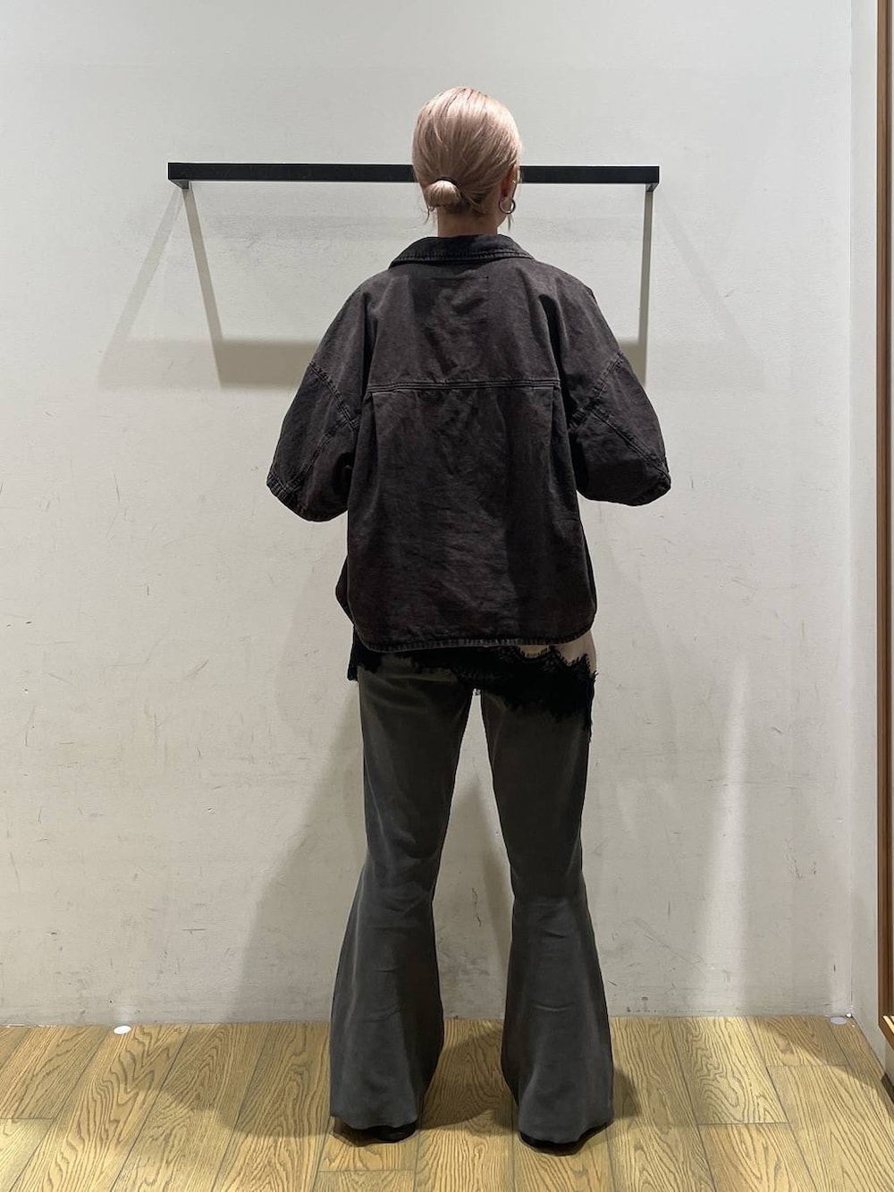 ブラウン系のシャツ/ブラウス、ブルー系のショルダーバッグ、グレー系のその他パンツを着用したレディースの秋コーディネートの4枚目の写真