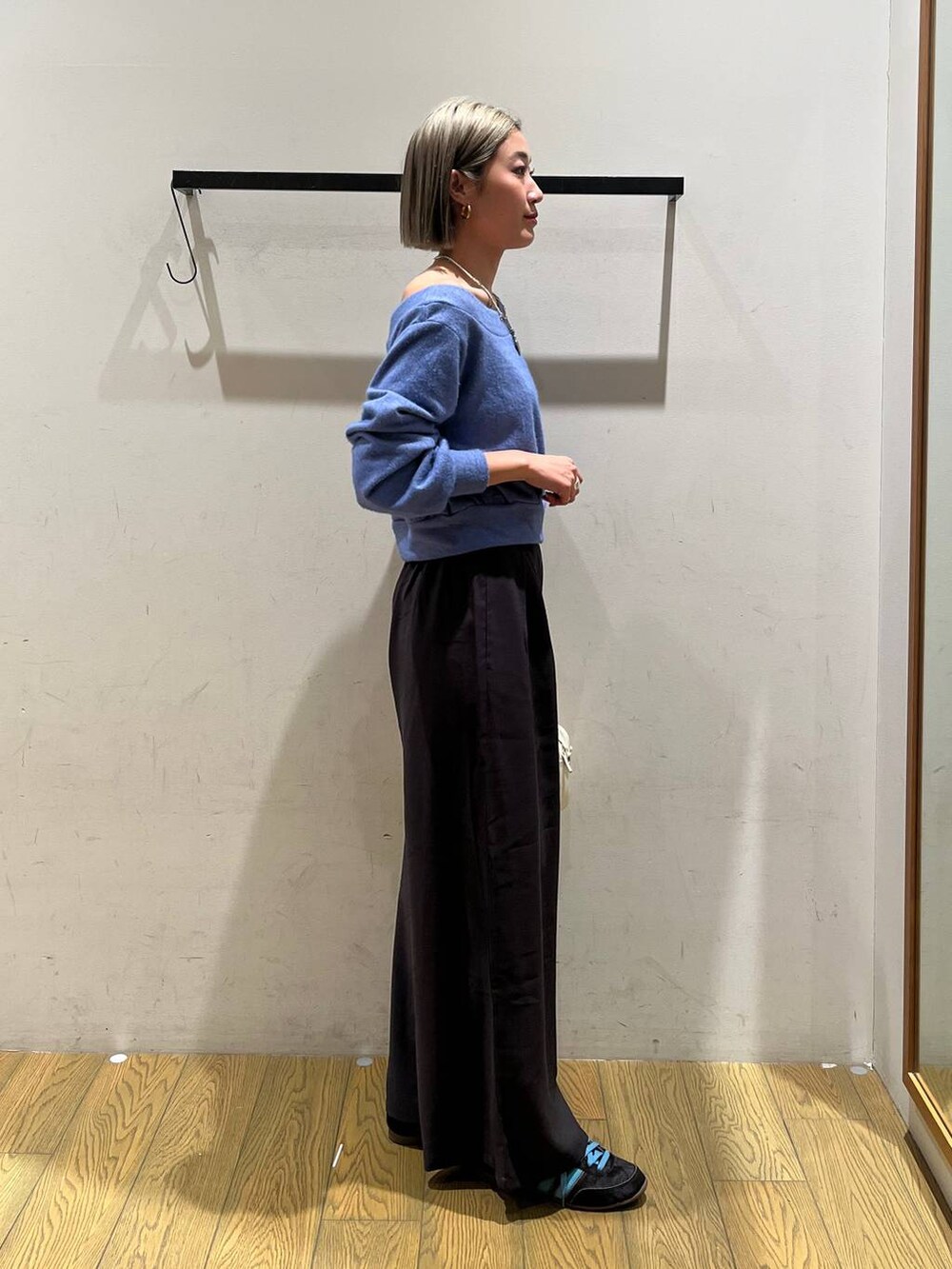 ホワイト系のハンドバッグ、ブルー系のTシャツ/カットソー、グレー系のその他パンツを着用したレディースの冬コーディネートの3枚目の写真