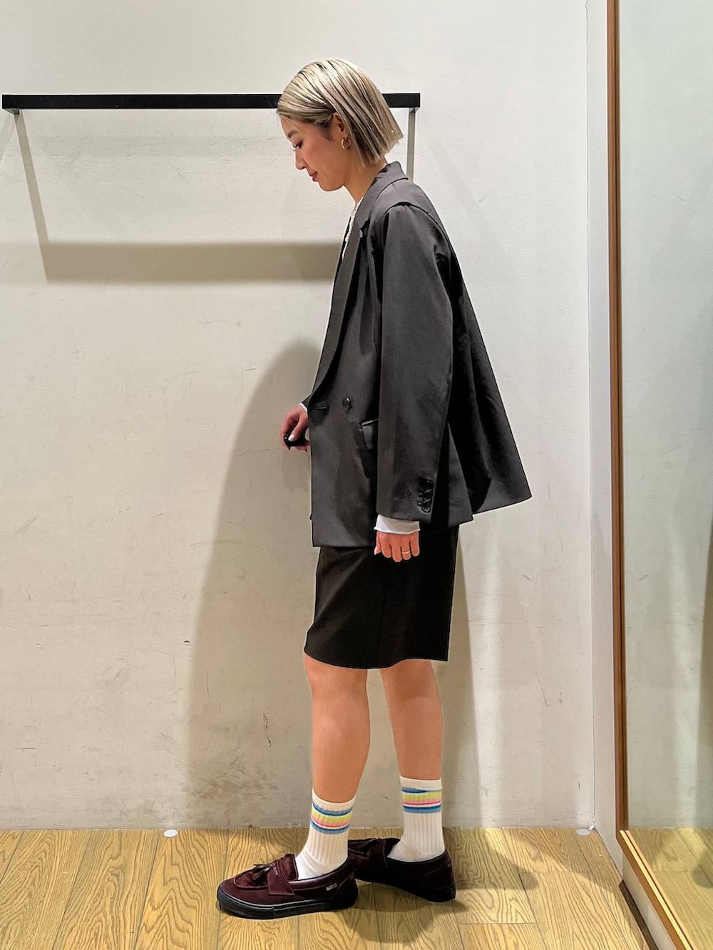 グレー系のテーラードジャケット、グレー系のその他パンツ、ホワイト系のTシャツ/カットソーを着用したレディースの冬コーディネートの2枚目の写真