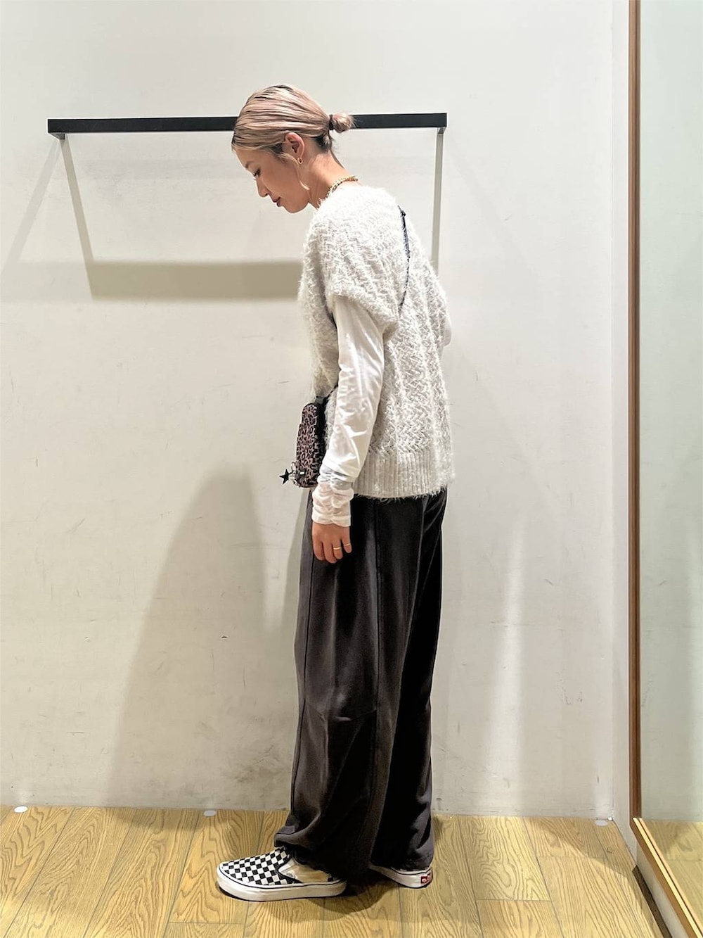 ホワイト系のTシャツ/カットソー、グレー系のニット/セーター、グレー系のスウェットパンツを着用したレディースの秋コーディネートの3枚目の写真
