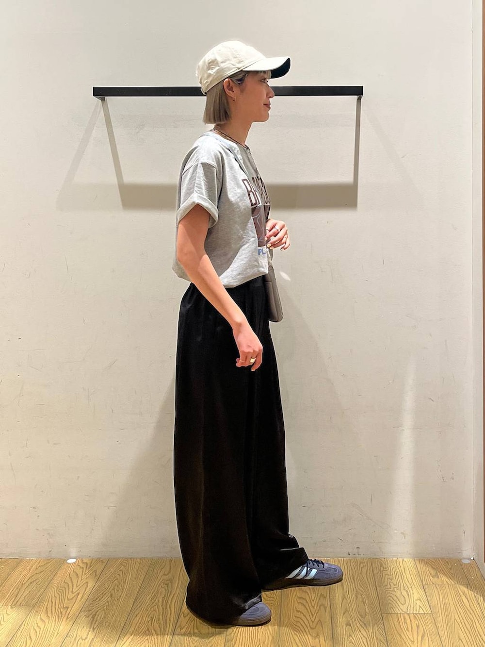 ベージュ系のショルダーバッグ、ブラック系のその他パンツ、グレー系のTシャツ/カットソーを着用したレディースの春コーディネートの2枚目の写真