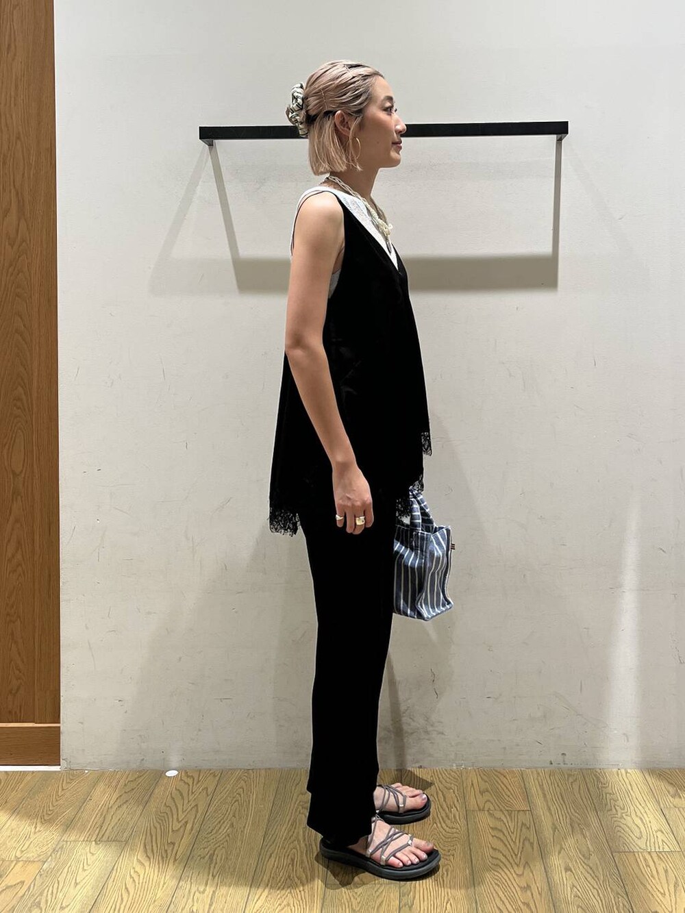 ブラック系のその他パンツ、ブラック系のキャミソール、ベージュ系のトートバッグを着用したレディースの夏コーディネートの2枚目の写真