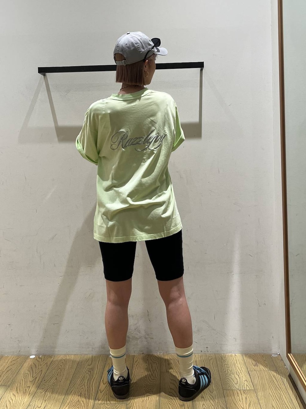 グリーン系のTシャツ/カットソー、グレー系のキャップ、ブラック系のサングラスを着用したレディースの夏コーディネートの4枚目の写真