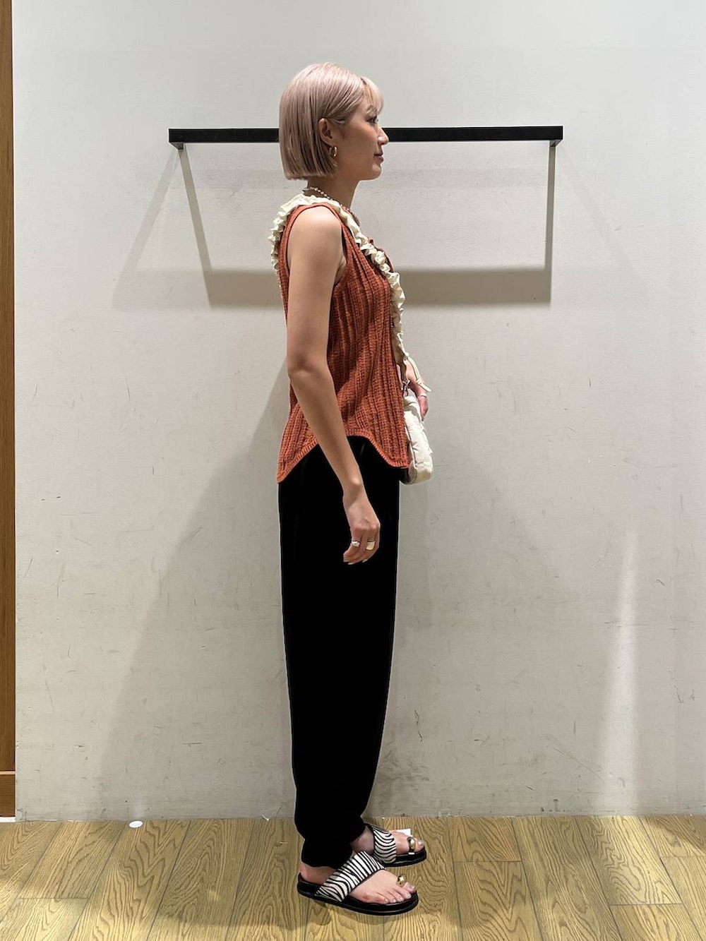 ブラック系のその他パンツ、その他のサンダル、ホワイト系のショルダーバッグを着用したレディースの夏コーディネートの2枚目の写真