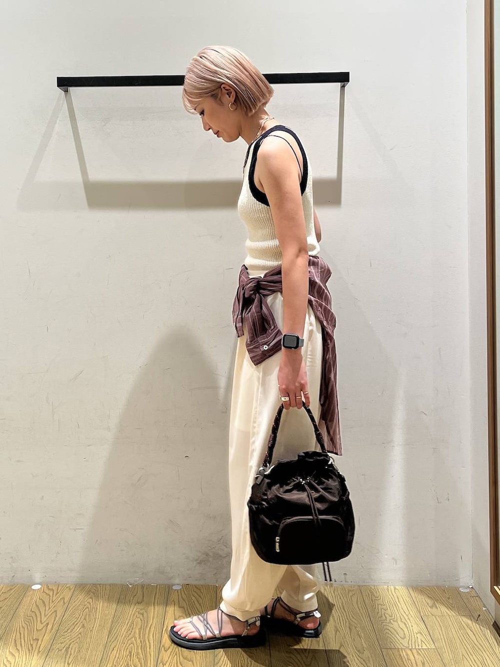 ベージュ系のその他パンツ、ブラウン系のシャツ/ブラウス、ホワイト系のタンクトップを着用したレディースの夏コーディネートの2枚目の写真