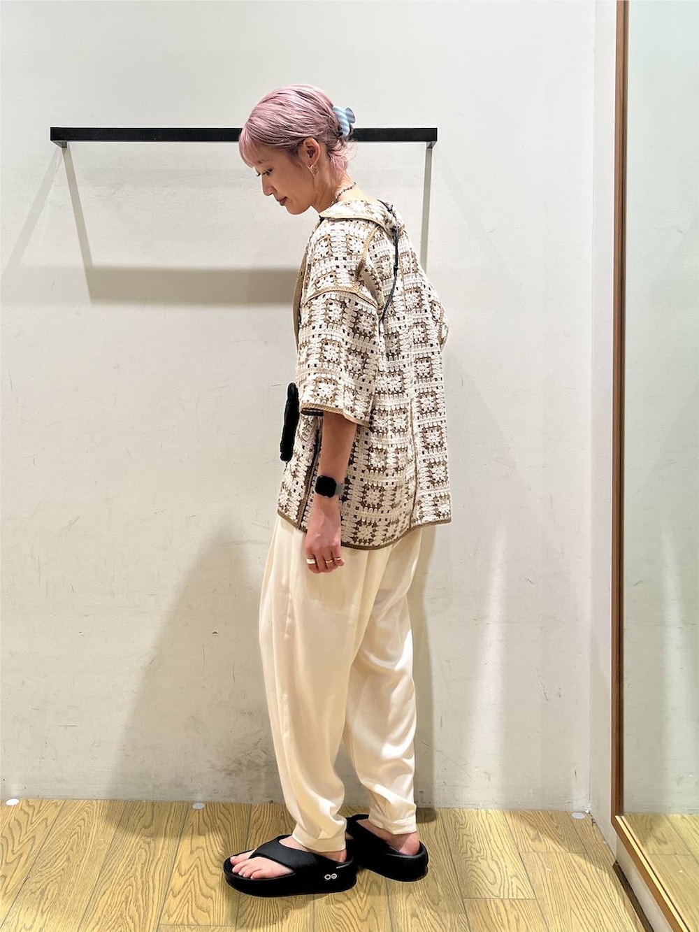 ベージュ系のシャツ/ブラウス、ベージュ系のその他パンツ、ブラック系のショルダーバッグを着用したレディースの夏コーディネートの2枚目の写真