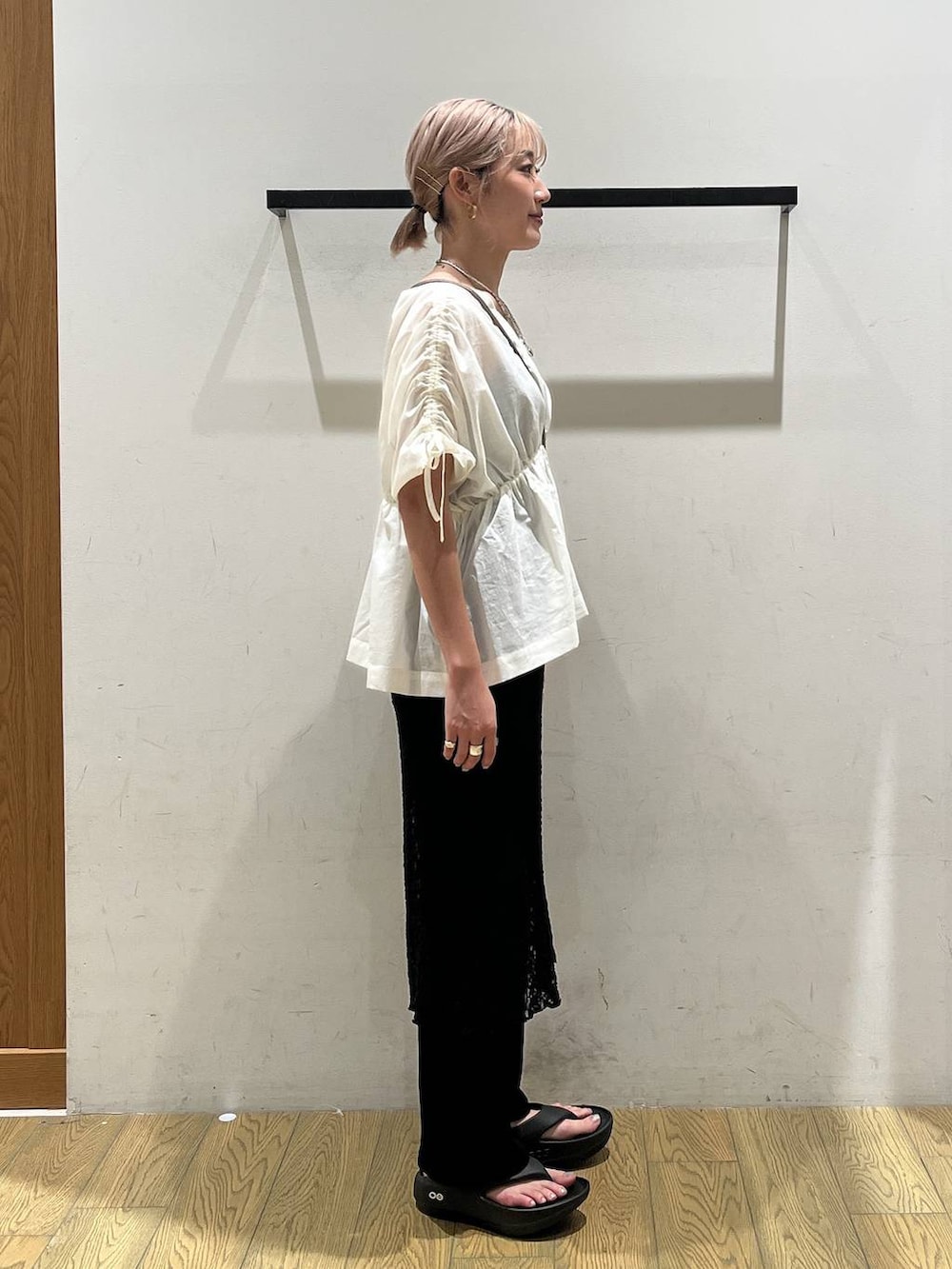 ホワイト系のシャツ/ブラウス、ブラック系のその他パンツ、ブラック系のサンダルを着用したレディースの夏コーディネートの2枚目の写真