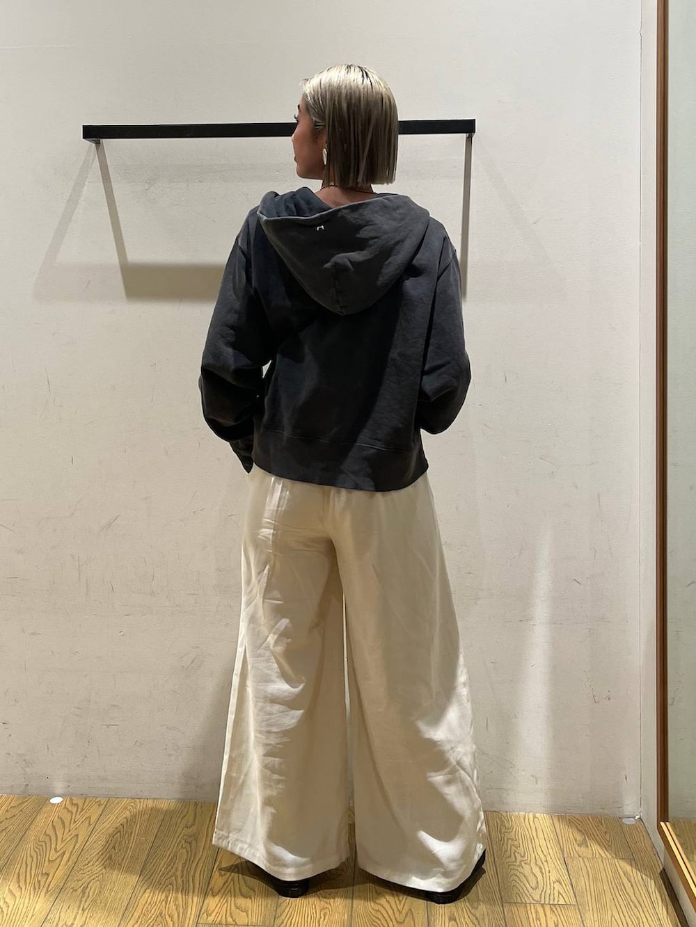 ベージュ系のショルダーバッグ、ベージュ系のその他パンツ、ブラック系のパーカーを着用したレディースの冬コーディネートの4枚目の写真