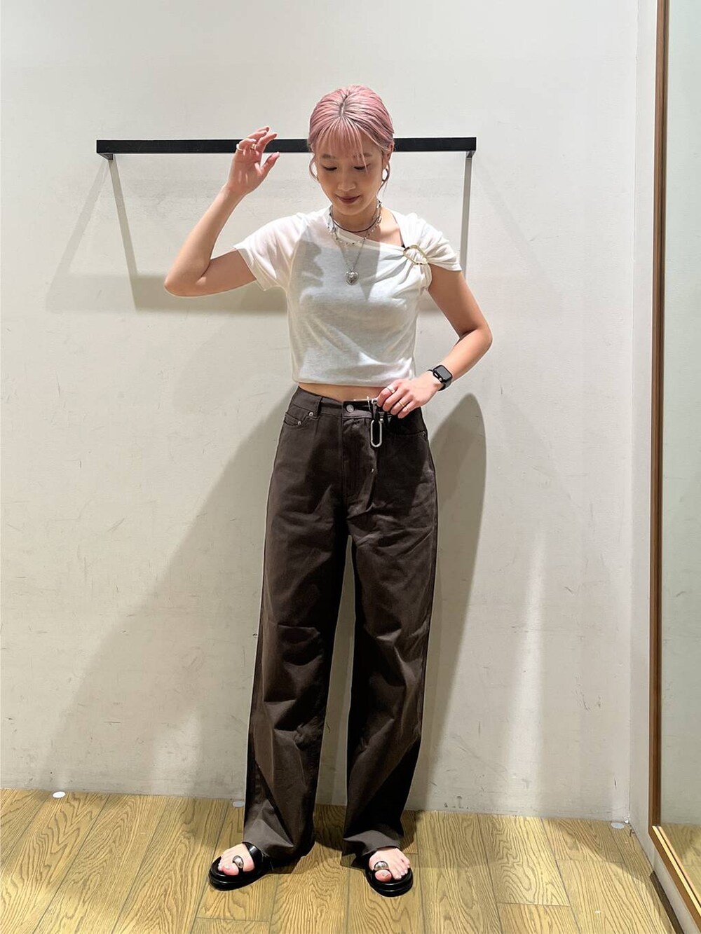 ホワイト系のTシャツ/カットソー、グリーン系のデニムパンツ、ブラック系のサンダルを着用したレディースの夏コーディネートの2枚目の写真