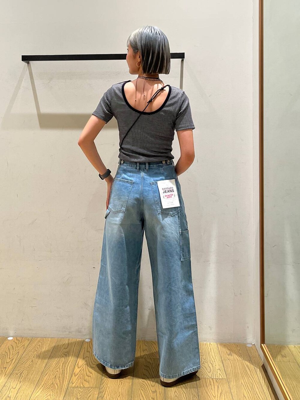 ベージュ系のショルダーバッグ、ブルー系のデニムパンツ、ブラック系のTシャツ/カットソーを着用したレディースの春コーディネートの4枚目の写真