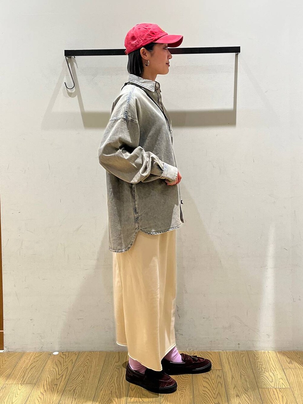 ベージュ系のショルダーバッグ、ベージュ系のスカート、ブルー系のシャツ/ブラウスを着用したレディースの冬コーディネートの3枚目の写真