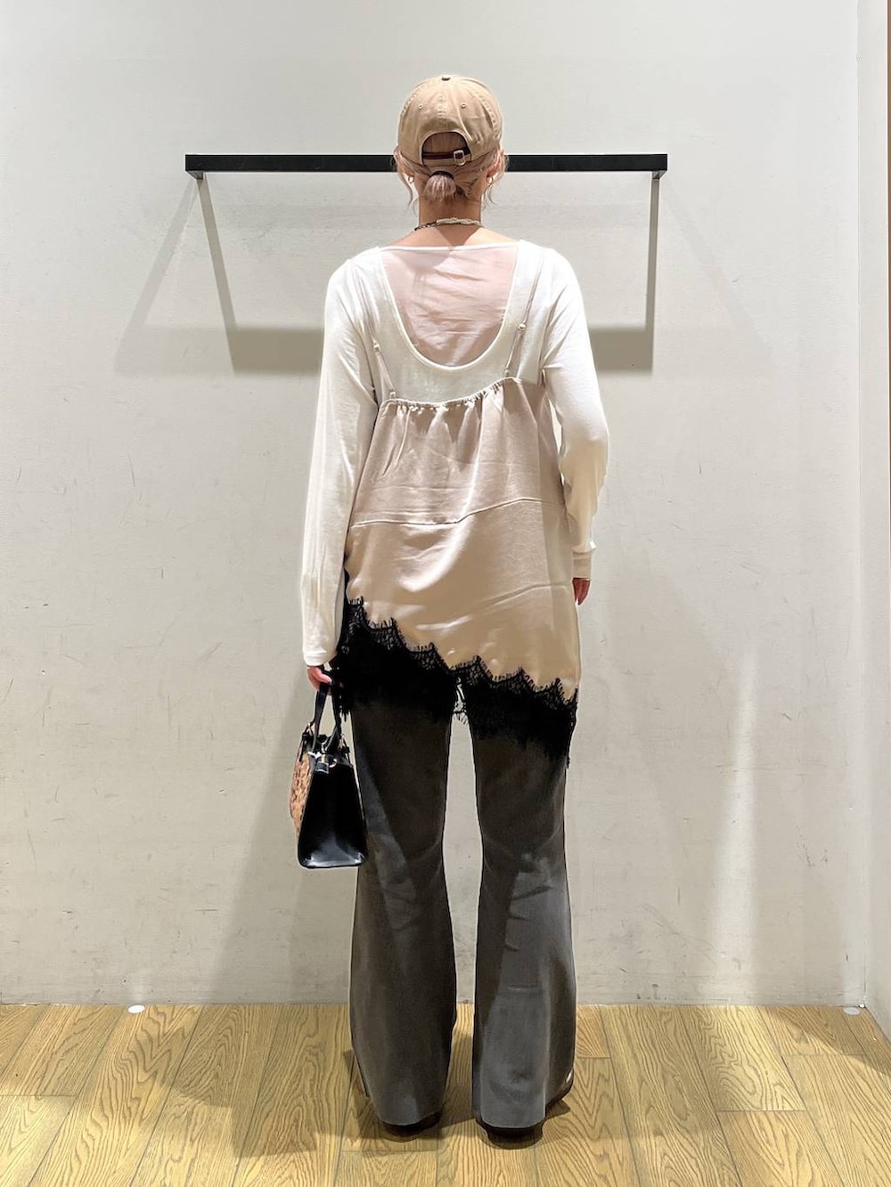 ホワイト系のTシャツ/カットソー、グレー系のその他パンツ、ベージュ系のキャミソールを着用したレディースの秋コーディネートの4枚目の写真