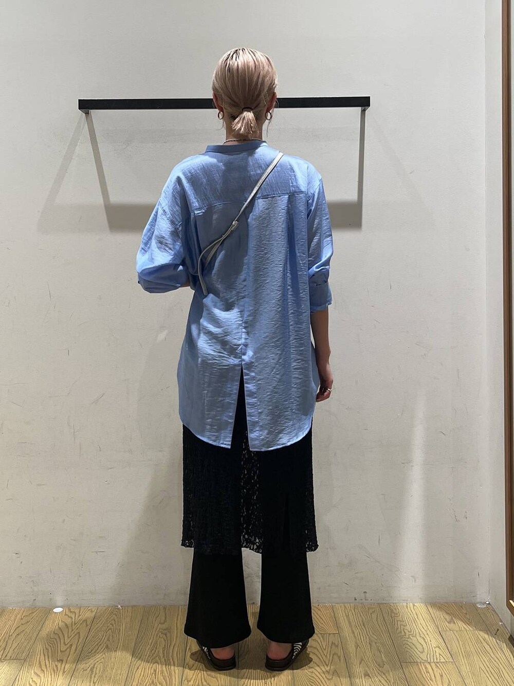 ブラック系のその他パンツ、その他のサンダル、ブルー系のシャツ/ブラウスを着用したレディースの夏コーディネートの4枚目の写真