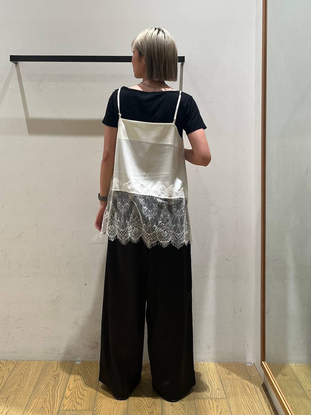 その他のサンダル、ブラック系のその他パンツ、ホワイト系のキャミソールを着用したレディースの春コーディネートの4枚目の写真