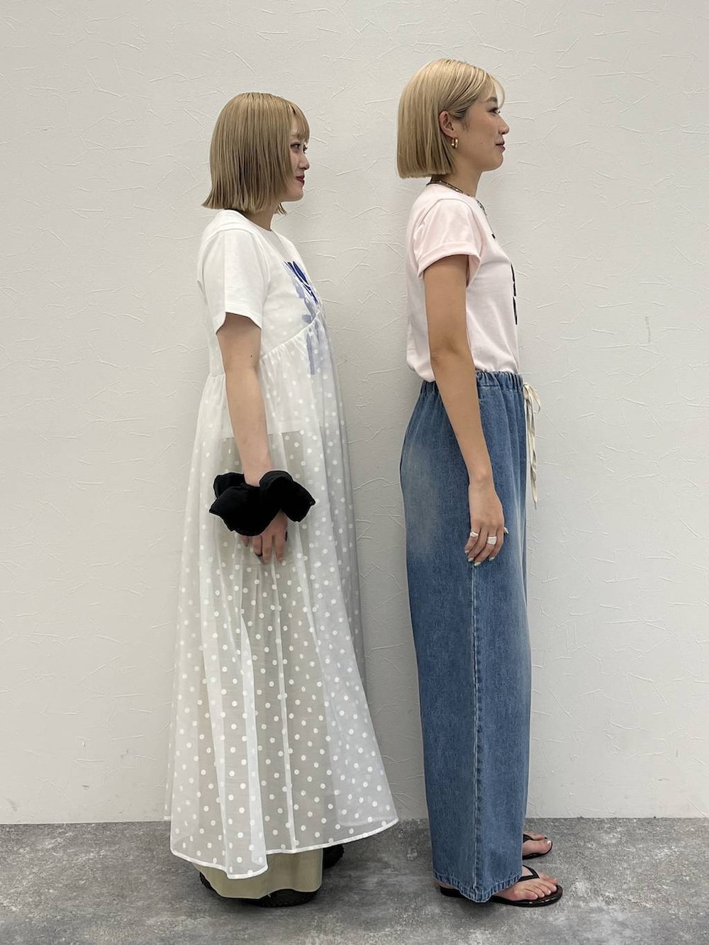ブルー系のデニムパンツ、ベージュ系のチノパンツ、ピンク系のTシャツ/カットソーを着用したレディースの夏コーディネートの2枚目の写真