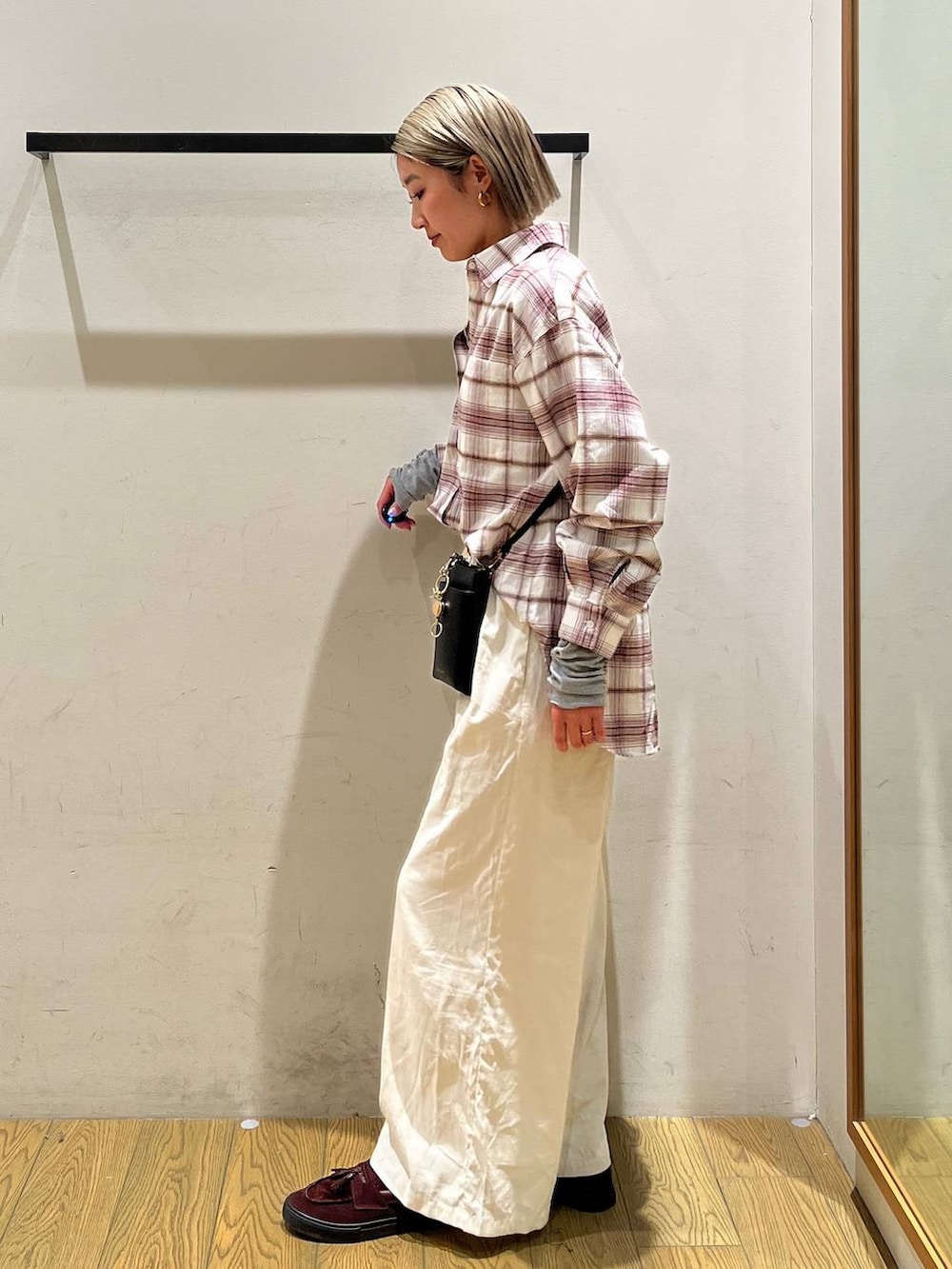 ホワイト系のシャツ/ブラウス、ベージュ系のその他パンツ、ブラック系の財布を着用したレディースの冬コーディネートの2枚目の写真