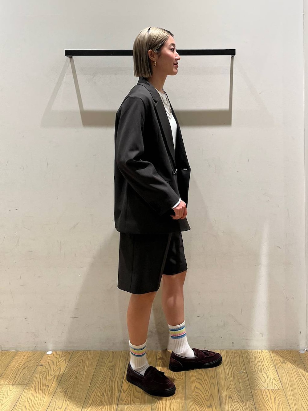 グレー系のテーラードジャケット、グレー系のその他パンツ、ホワイト系のTシャツ/カットソーを着用したレディースの冬コーディネートの3枚目の写真