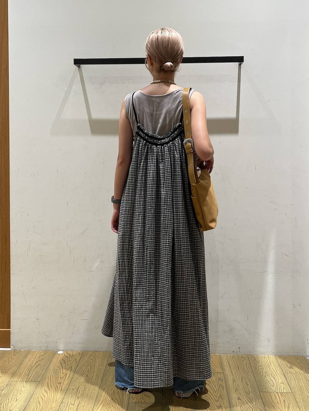 グレー系のワンピース、ブルー系のデニムパンツ、ベージュ系のタンクトップを着用したレディースの夏コーディネートの4枚目の写真