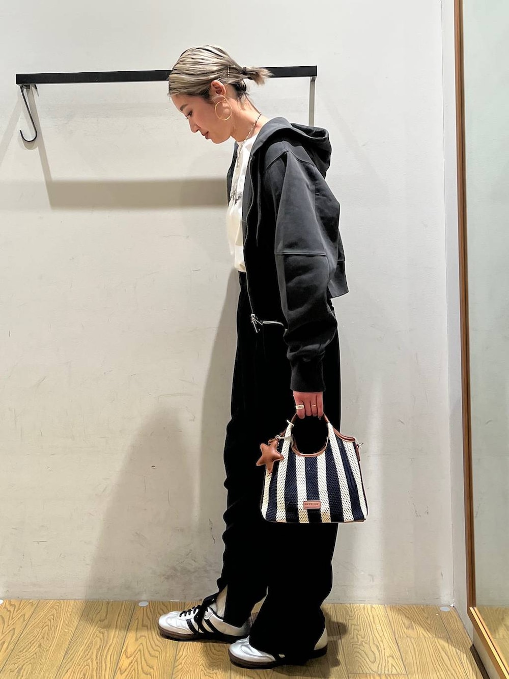 ブルー系のショルダーバッグ、ブルー系のその他パンツ、ホワイト系のTシャツ/カットソーを着用したレディースの春コーディネートの3枚目の写真