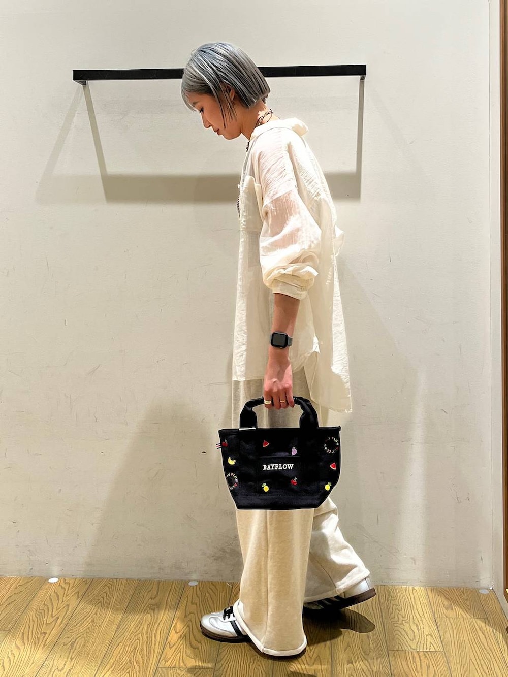 ホワイト系のシャツ/ブラウス、ブラウン系のタンクトップ、ブラック系のトートバッグを着用したレディースの春コーディネートの3枚目の写真